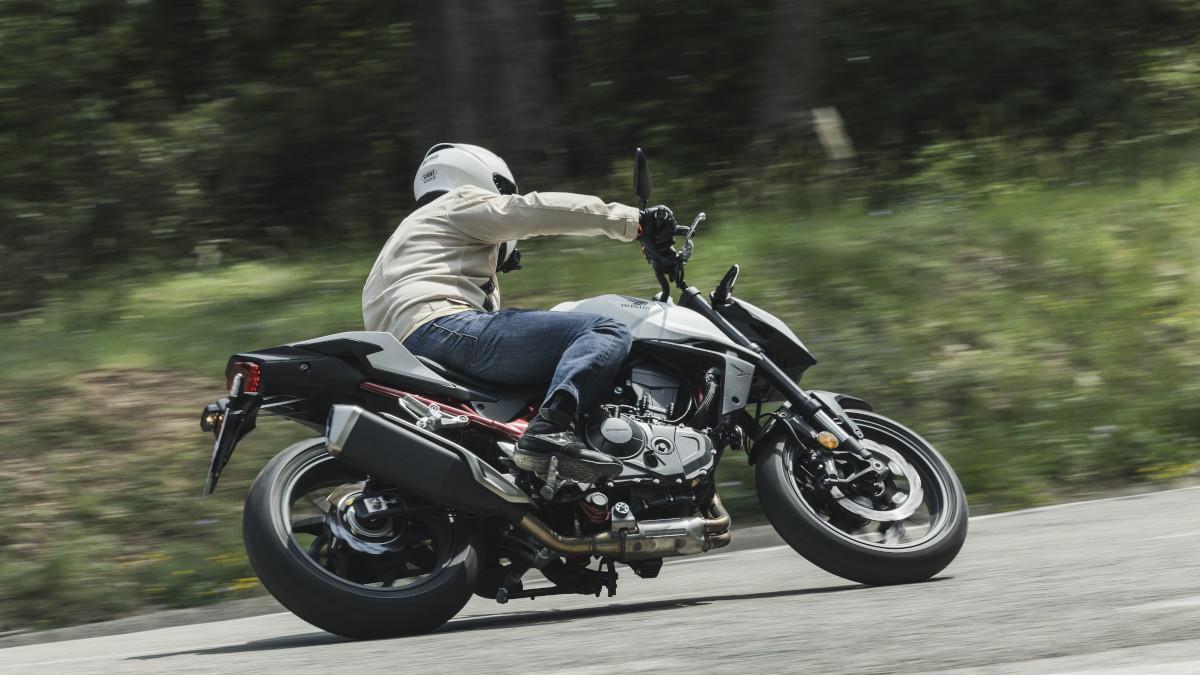 La Honda CB750 Hornet en acción