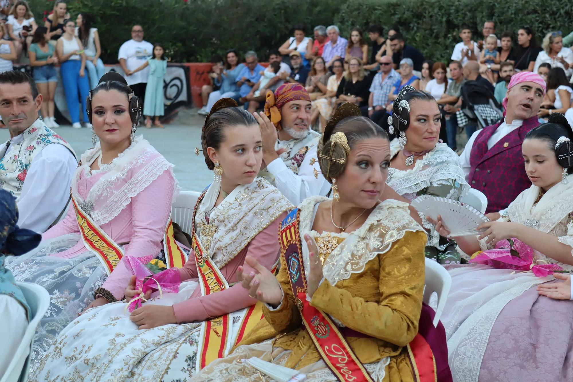 Las fallas de Camins al Grau izan la Senyera