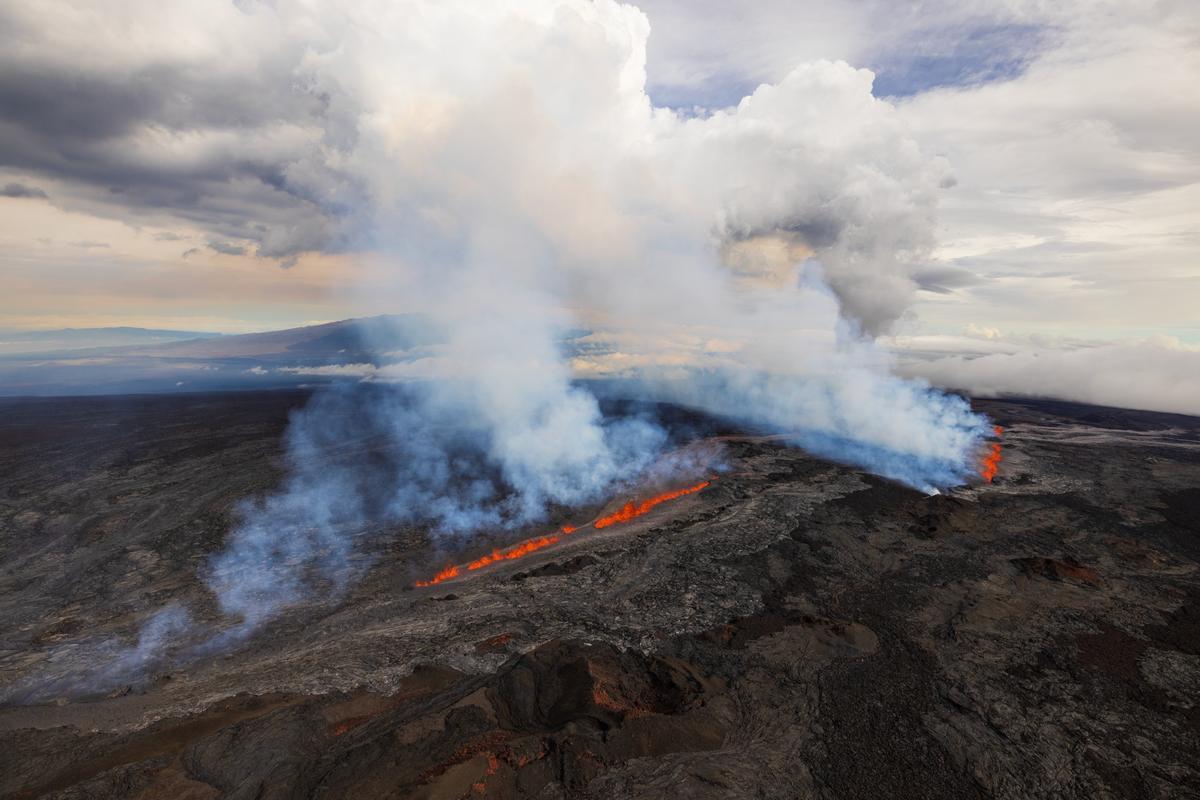 El volcán Mauna Loa (Hawái) entra en erupción por primera vez en 40 años