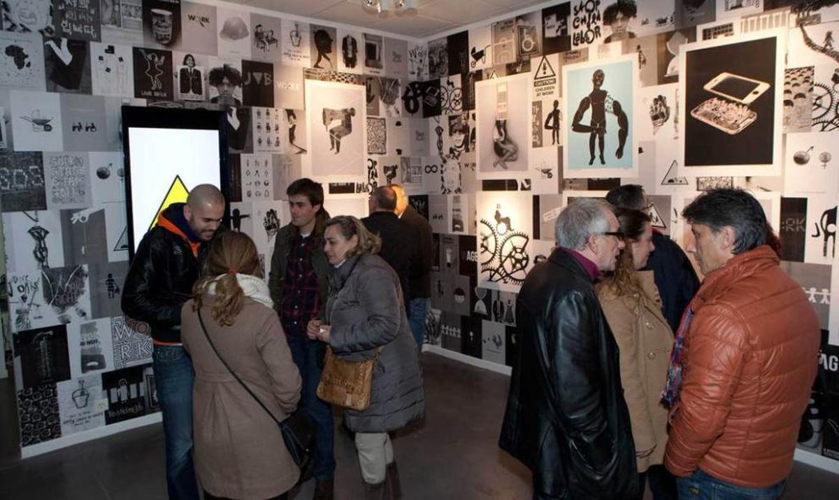 La exposición "100 carteles por un trabajo digno", en la sala Espacio Think.