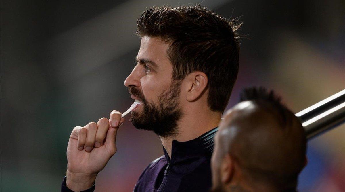 zentauroepp46000251 barcelona s spanish defender gerard pique arrives to take pa181124202257