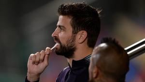 zentauroepp46000251 barcelona s spanish defender gerard pique arrives to take pa181124202257