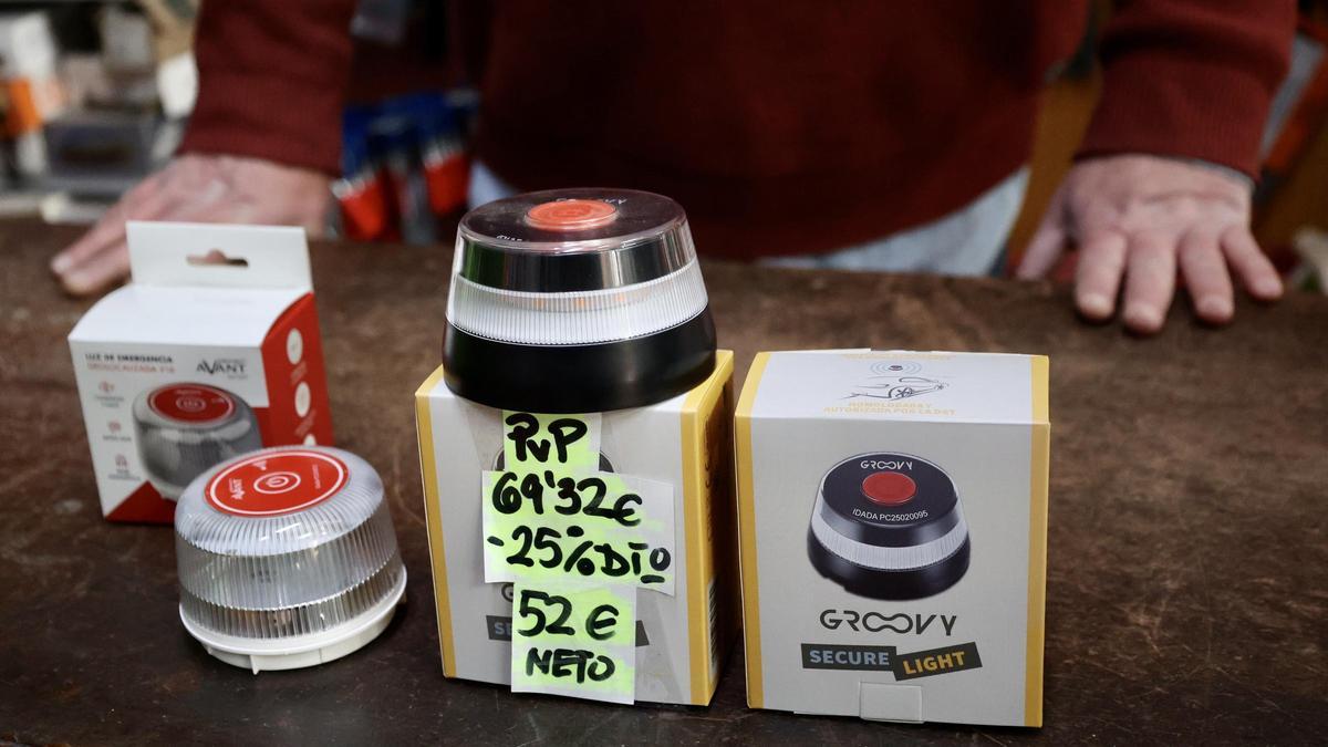 Balizas, este viernes sobre el mostrador de una ferretería ubicada en el barrio del Carmen, en Murcia.