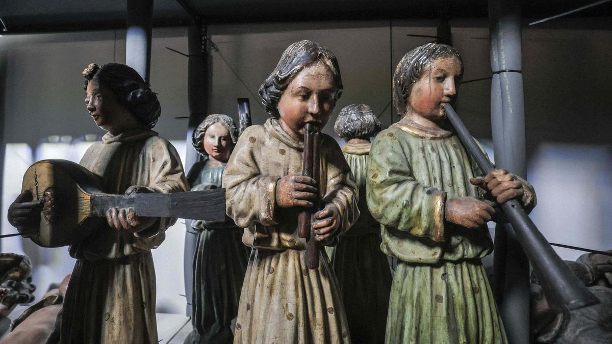 Algunas de las figuras del belén de la Sang durante su restauración en 2024.