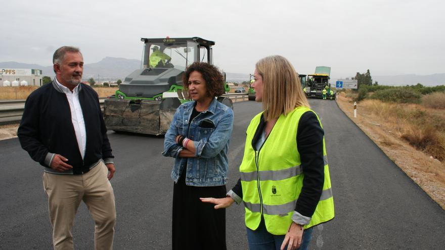 Renuevan el firme de la vía rápida Lorca-Águilas reciclando plásticos y neumáticos