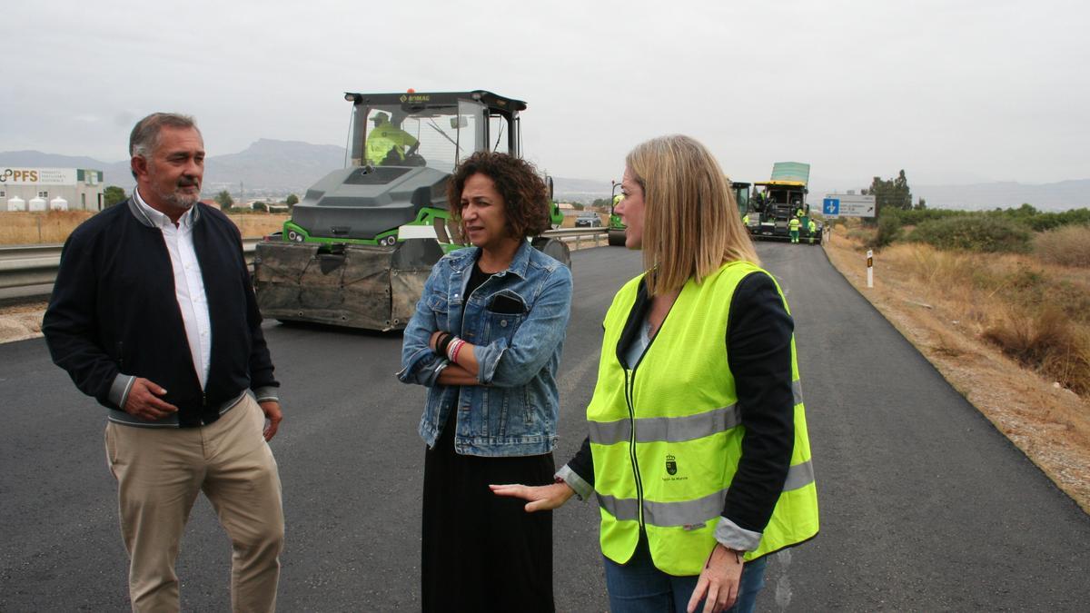 Ángel Meca, Isabel Casalduero y María Casajús, supervisaban los trabajos de reasfaltado de la vía rápida con Águilas.