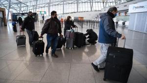 Viajeros en el aeropuerto de Montevideo, Uruguay.