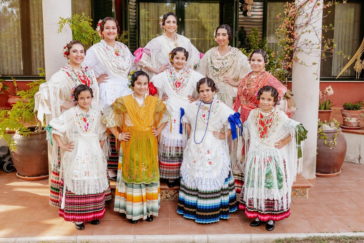 Las representantes, las Reinas Infantil y Mayor junto con su corte de honor.