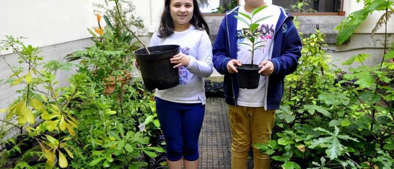 Silvia Rodríguez y Beltrán Iglesias, en el vivero del colegio Darío Freán de Jarrio.