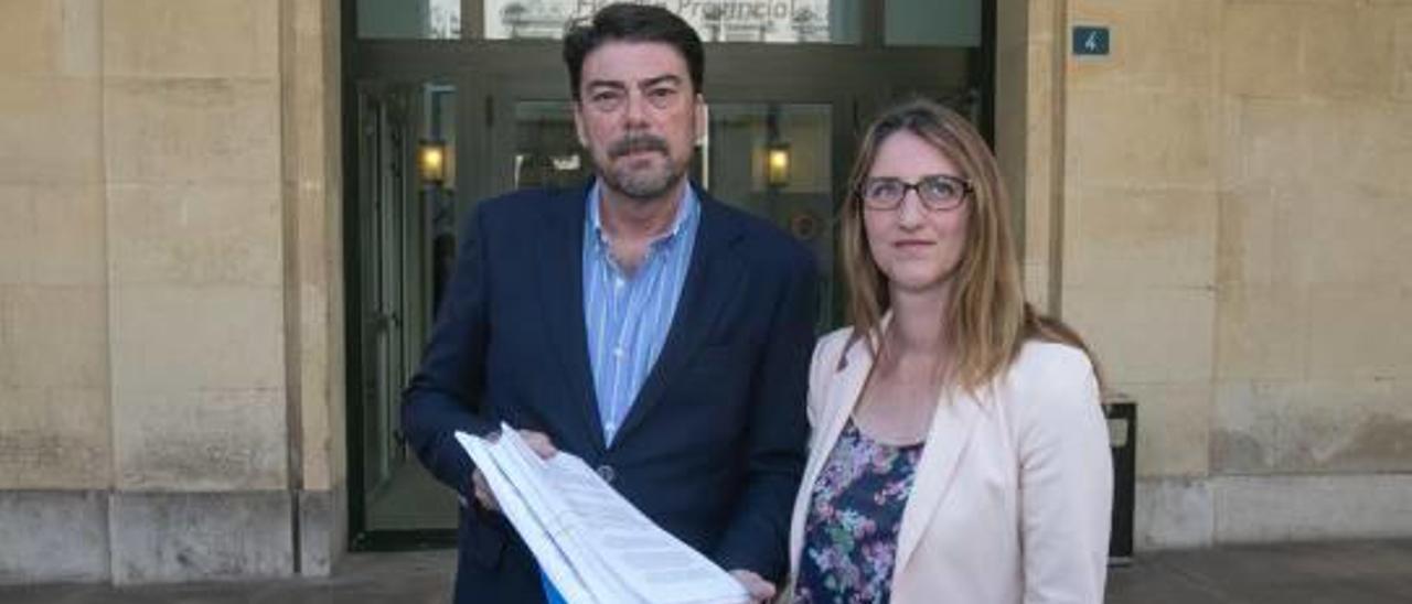 Los concejales del PP Luis Barcala y Mari Carmen de España, ayer antes de acudir a Fiscalía.