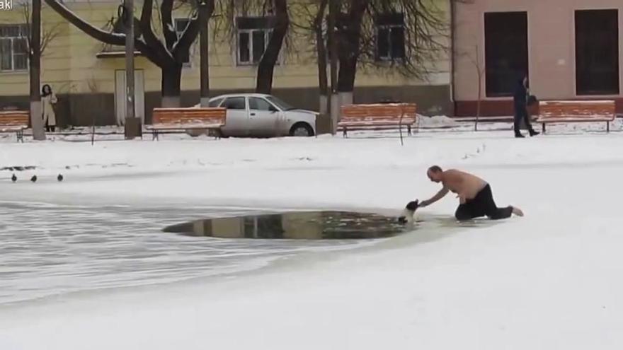 Arrisca la seva vida per salvar un gos d&#039;una llacuna congelada