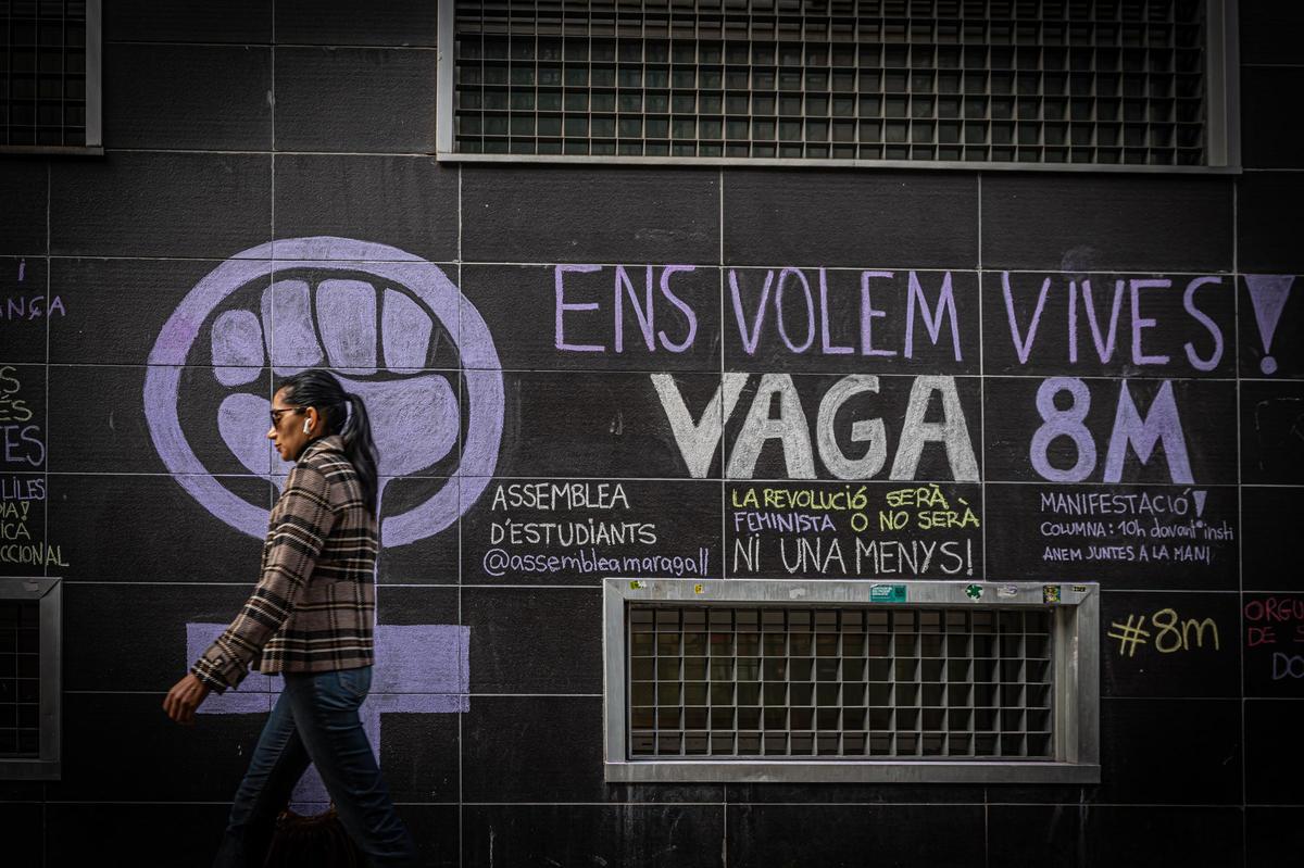 El mural que han pintado para conmemorar el 8M en la fachada del instituto