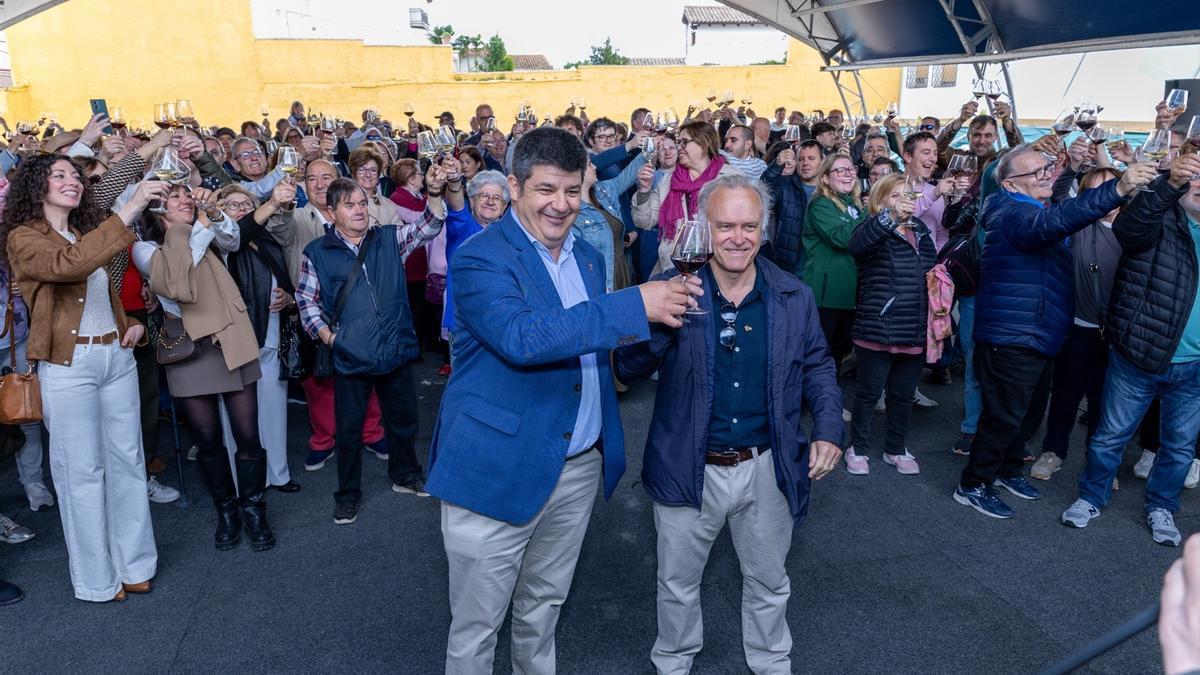 El exfutbolista y escritor Miguel Pardeza, capitán del Real Zaragoza de la Recopa, durante el brindis realizado en Cariñena este sábado en el trigésimo aniversario del último título europeo del conjunto zaragocista.