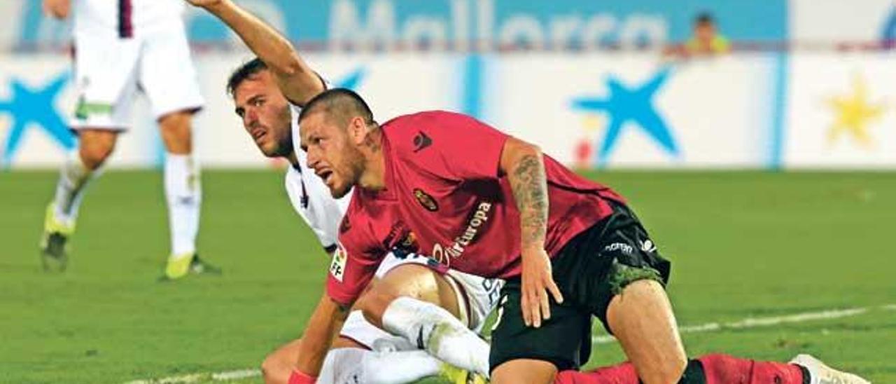 Acuña observa desde el suelo una acción del partido.