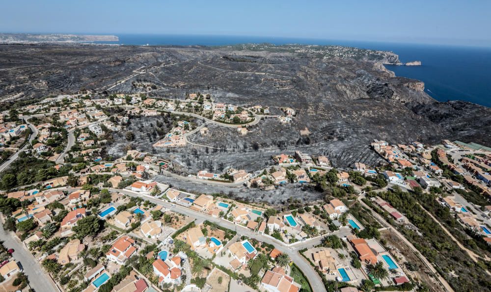 Vistas aéreas del incendio de Benitachell