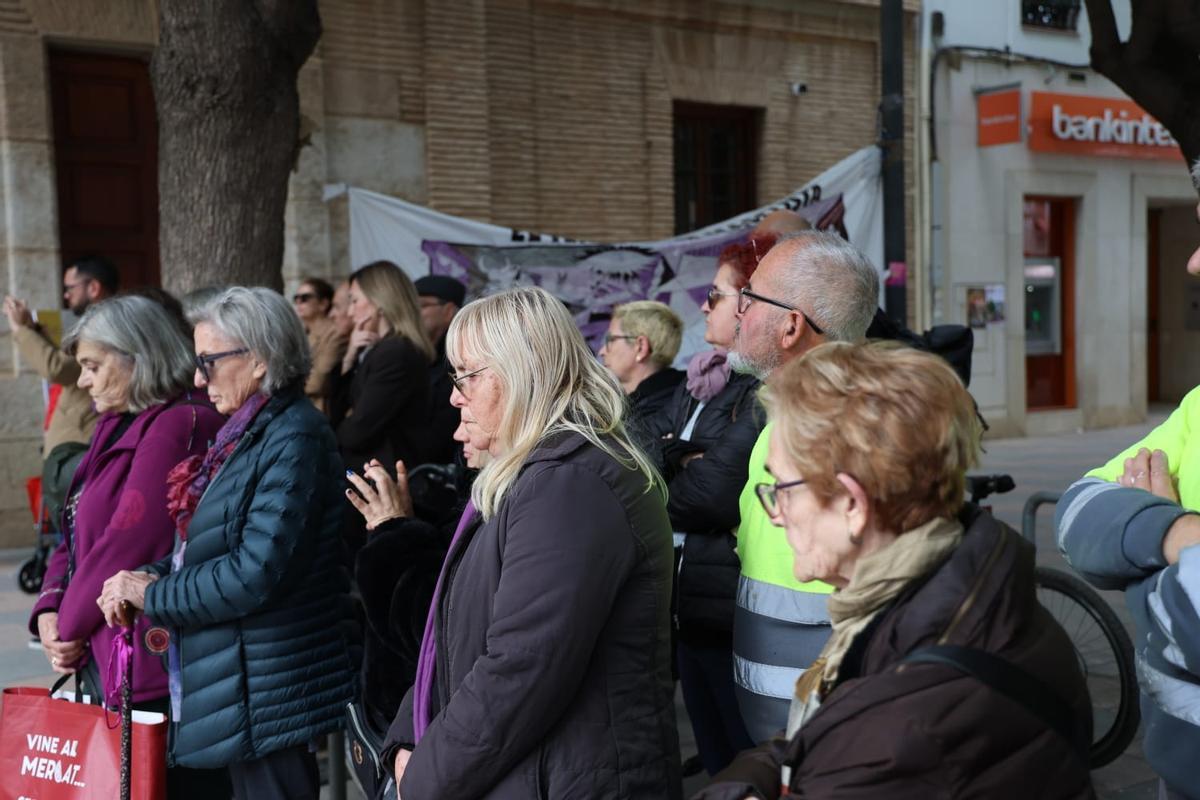 Vecinas de Catarroja durante el minuto de silencio en memoria de Nati.