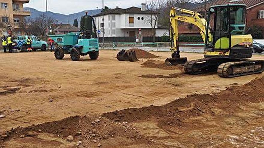 Els operaris comencen a condicionar l&#039;aparcament.