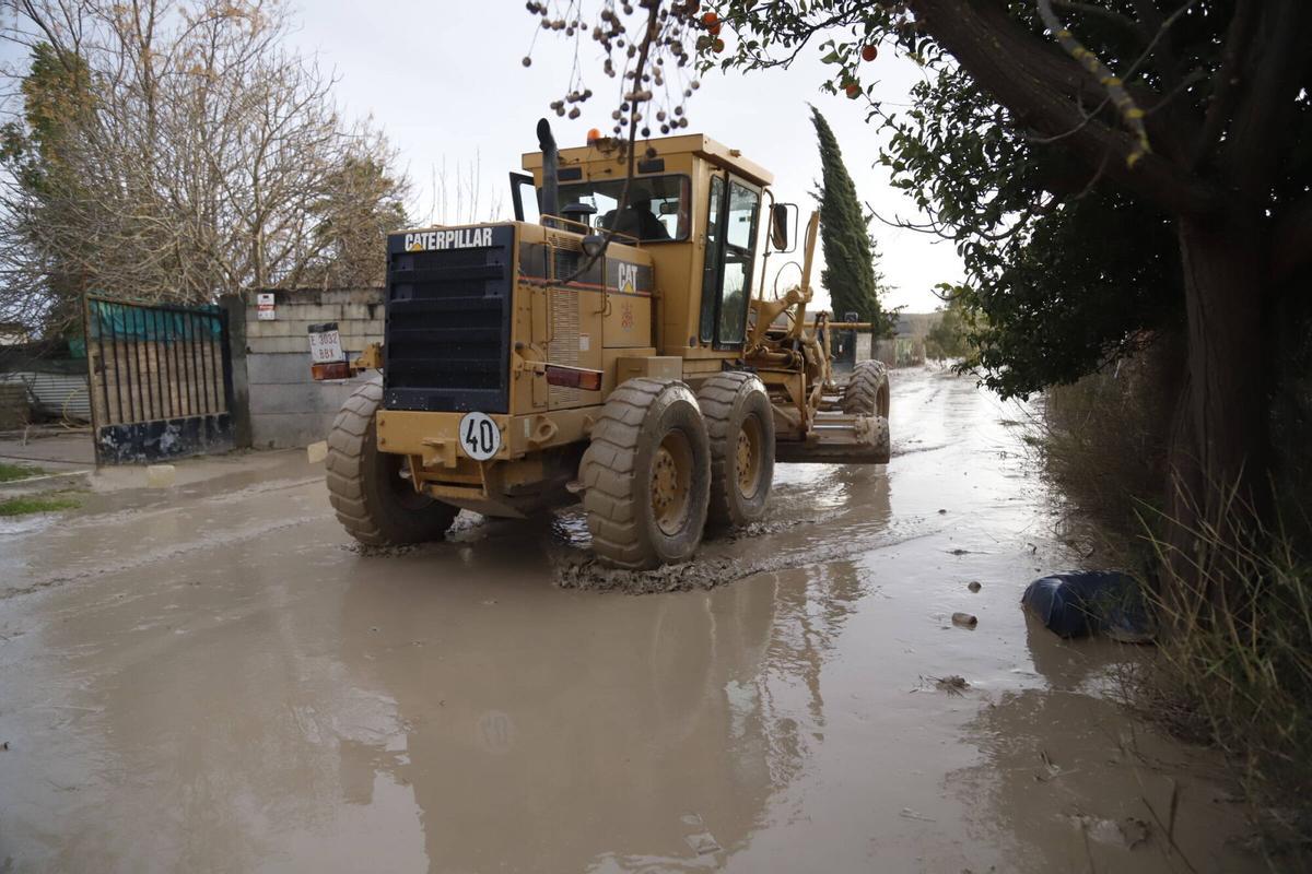 A.J.González Córdoba Inundaciones temporal lluvia borrasca parcelaciones Altea Guadalvalle Trabajos de limpieza con maquinaria pesada Infoca Cruz Roja Calles la tórtola y la perdiz