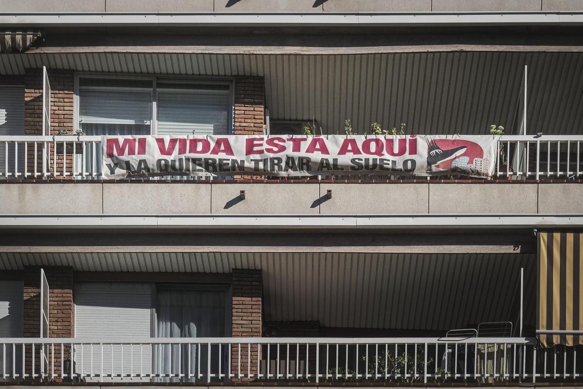 Un cartell en defensa d'un habitatge, a Barcelona