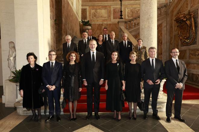 CIUDAD DEL VATICANO, 26/04/2025.- Los reyes Felipe y Letizia posan en la embajada de España en la Santa Sede, junto a la delegación española que asistirá hoy sábado al funeral del papa Francisco, que reunirá a medio centenar de jefes de Estado y de Gobierno y diez reyes. Junto con los reyes viajan las vicepresidentas María Jesús Montero y Yolanda Díaz, el ministro de Presidencia, Félix Bolaños, y el líder del Partido Popular, Alberto Núñez Feijóo. EFE/Casa de S.M. el Rey/Francisco Gómez -SOLO USO EDITORIAL/SOLO DISPONIBLE PARA ILUSTRAR LA NOTICIA QUE ACOMPAÑA (CRÉDITO OBLIGATORIO)-. -SOLO USO EDITORIAL/SOLO DISPONIBLE PARA ILUSTRAR LA NOTICIA QUE ACOMPAÑA (CRÉDITO OBLIGATORIO)-