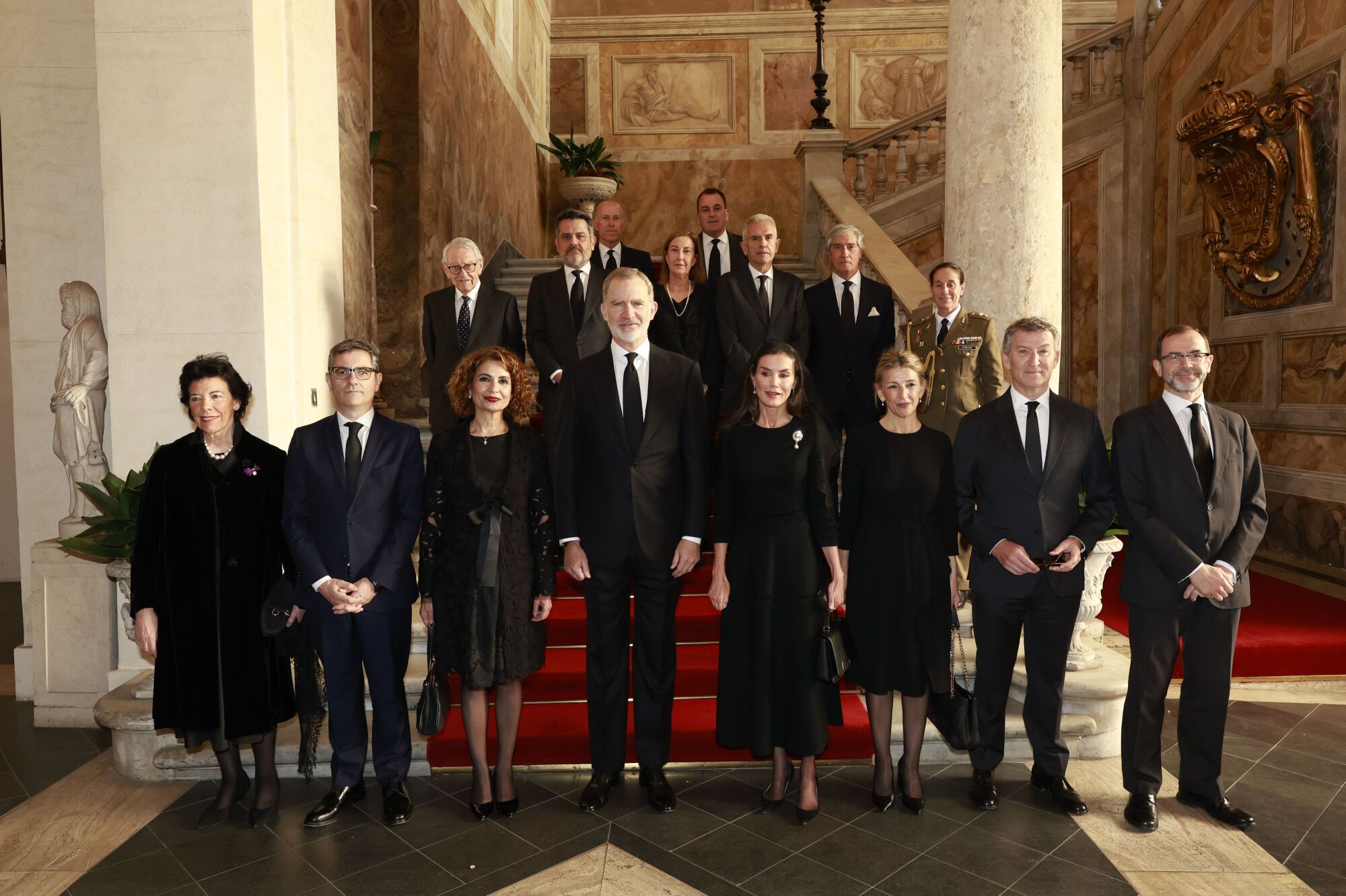 CIUDAD DEL VATICANO, 26/04/2025.- Los reyes Felipe y Letizia posan en la embajada de España en la Santa Sede, junto a la delegación española que asistirá hoy sábado al funeral del papa Francisco, que reunirá a medio centenar de jefes de Estado y de Gobierno y diez reyes. Junto con los reyes viajan las vicepresidentas María Jesús Montero y Yolanda Díaz, el ministro de Presidencia, Félix Bolaños, y el líder del Partido Popular, Alberto Núñez Feijóo. EFE/Casa de S.M. el Rey/Francisco Gómez -SOLO USO EDITORIAL/SOLO DISPONIBLE PARA ILUSTRAR LA NOTICIA QUE ACOMPAÑA (CRÉDITO OBLIGATORIO)-. -SOLO USO EDITORIAL/SOLO DISPONIBLE PARA ILUSTRAR LA NOTICIA QUE ACOMPAÑA (CRÉDITO OBLIGATORIO)-