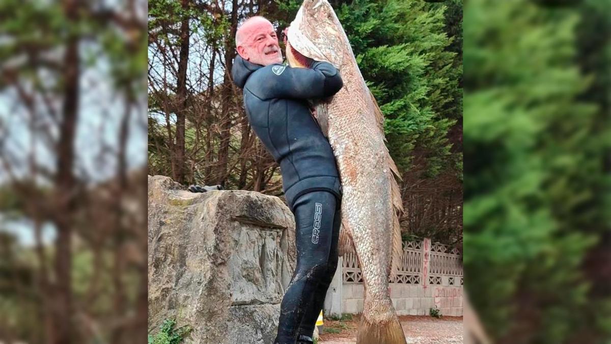 Avelino Álvarez, el miércoles tras haber capturado la corvina, que sujeta ya en tierra.