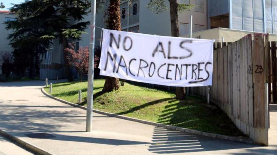 Imatge d&#039;arxiu d&#039;una pancarta de protesta a l&#039;exterior d&#039;un centre de menors de Girona | ACN