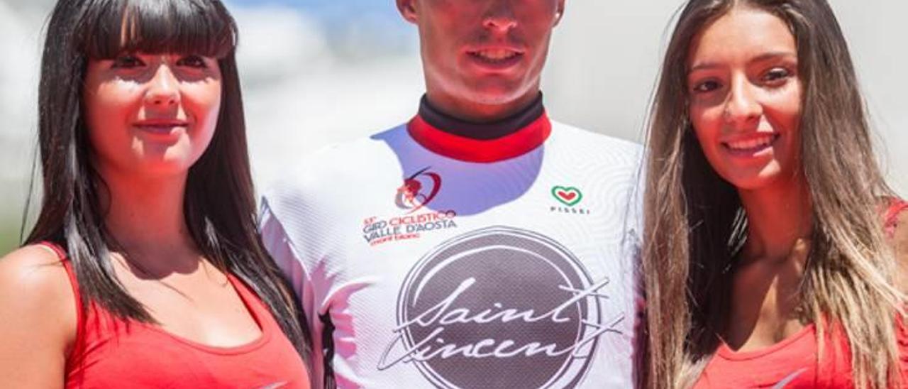 Enric Mas, en el podio del pasado Giro al Valle de Aosta.