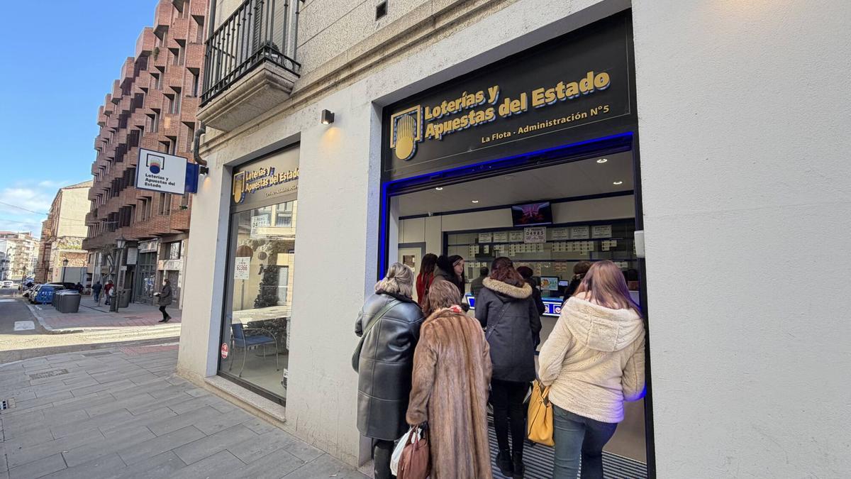 Colas para comprar la Lotería del Niño en la administración de La Flota.
