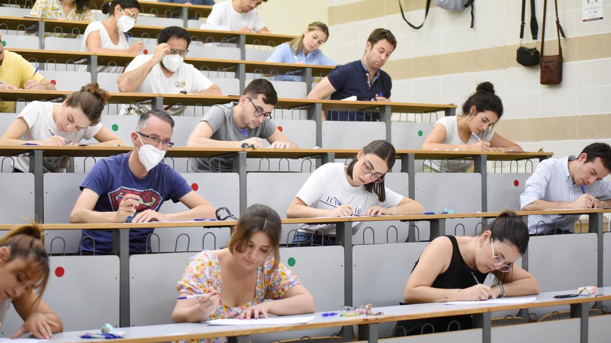 Celebración de oposicones en un aula de la Universidad de Córdoba.