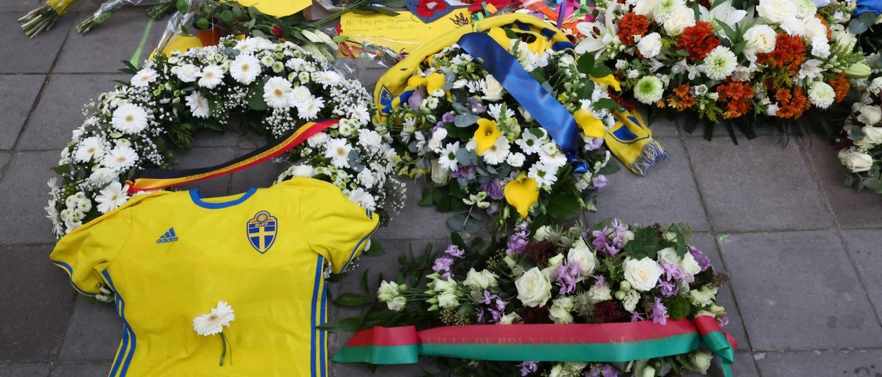 Flores en recuerdo de los ciudadanos suecos muertos en un ataque terrorista en Bruselas.
