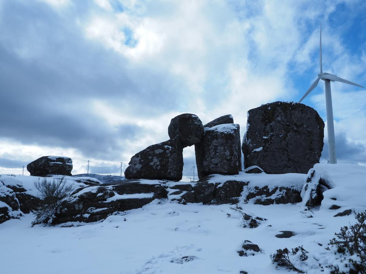 El manto de nieve en el monte do Seixo, el  pico más alto de la sierra de O Cando