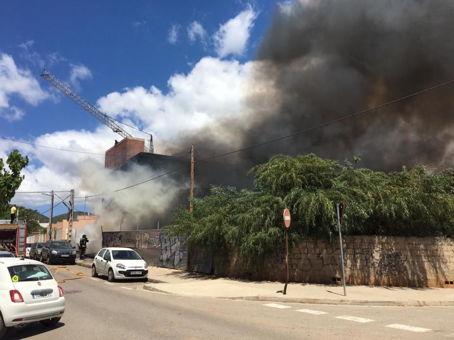 El incendio se declara en un edificio okupado en Es Viver