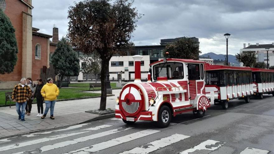 El tren infantil inicia la Semana Santa en Langreo