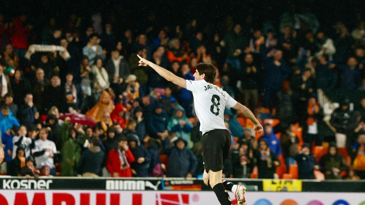 Javi Guerra celebra su gol contra el Alavés en Mestalla