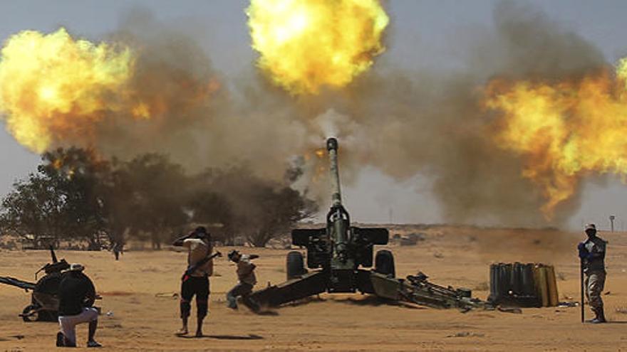 Rebeldes libios disparan obuses desde el este de Sirte, este viernes