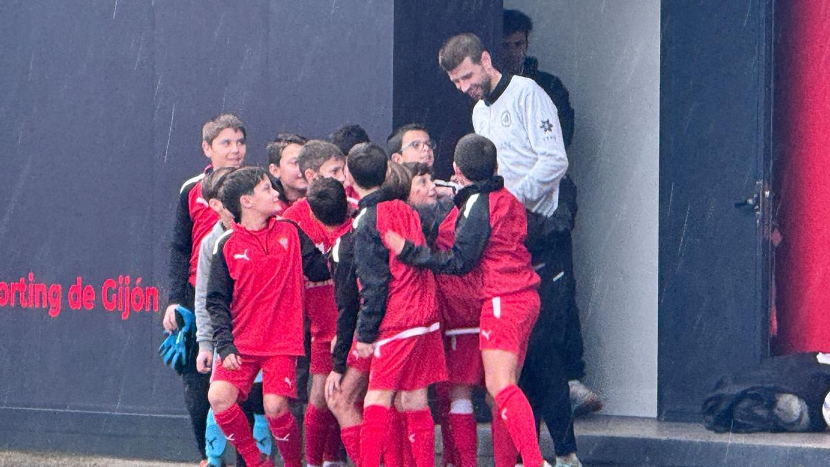 Piqué, este sábado con los jugadores del Centro de Formación de Mareo