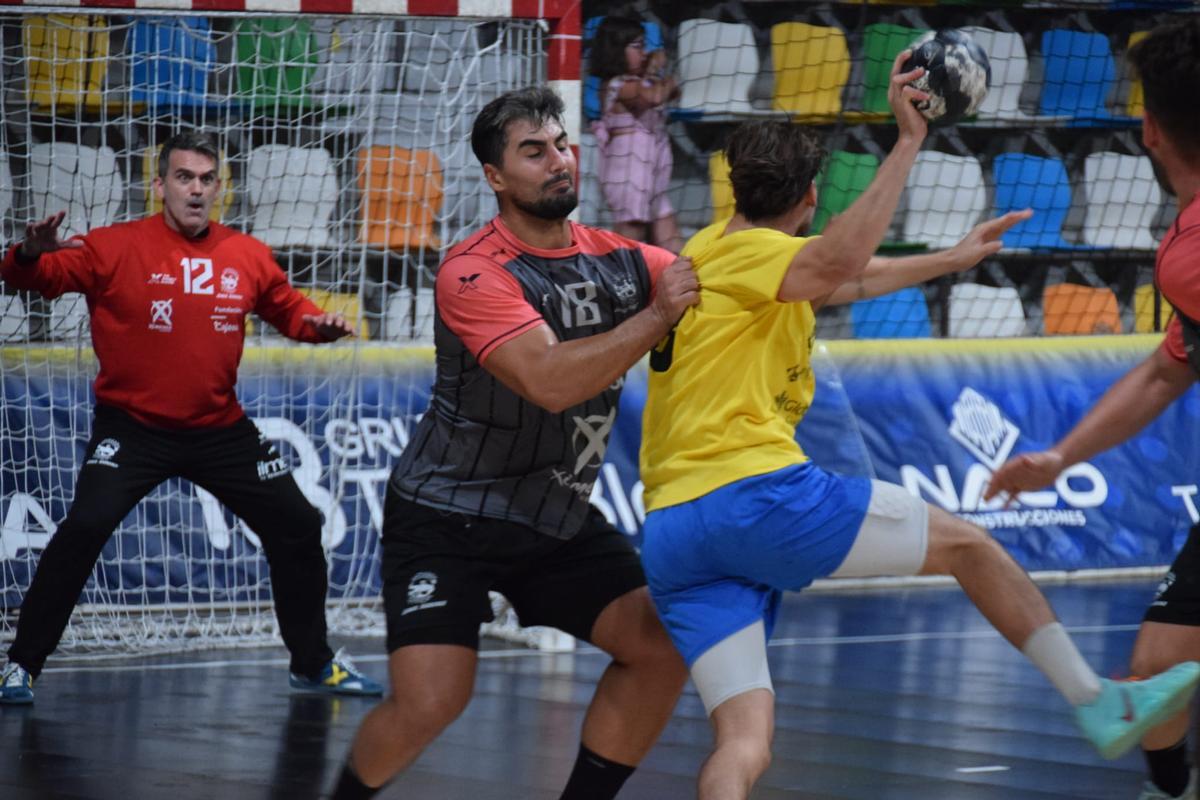 Diego Vieira defiende a un rival.
