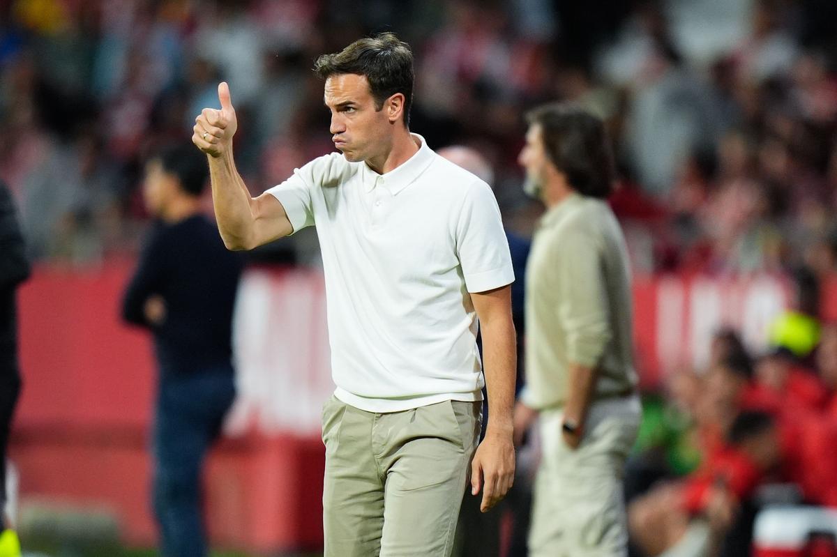 El entrenador del Rayo, Iñigo Pérez, durante el encuentro frente al Girona, está siendo firme con la situación de James.