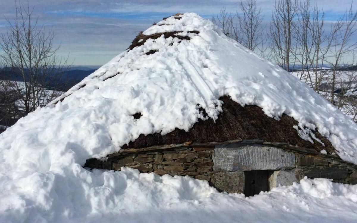 Una palloza en O Cebreiro cubierta de nieve