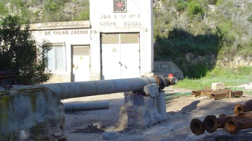 Uno de los pozos de Hondón que se abastecía del acuífero de la Sierra de Crevillente clausurado por la mala calidad de sus aguas.