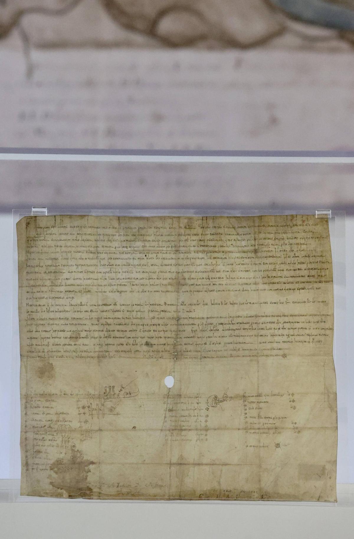 Exhibición del documento fundacional del cenobio de San Salvador de Cornellana