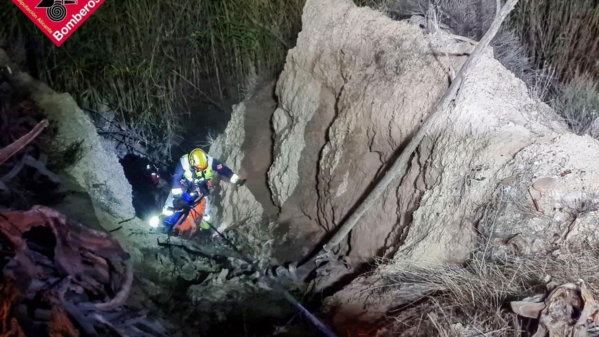 Bomberos y técnicos sanitarios descienden en rápel para salvar a un hombre en un barranco de La Vila