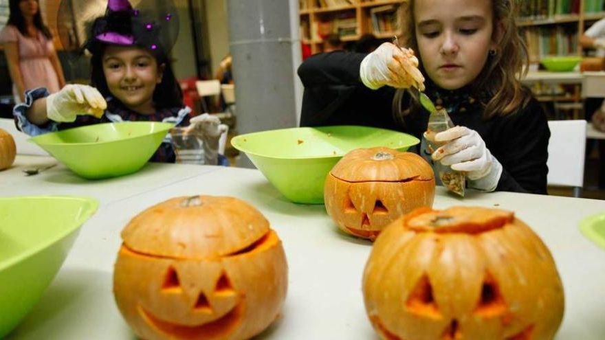 Uno de los talleres de vaciado de calabazas impartido ayer en el Botánico.