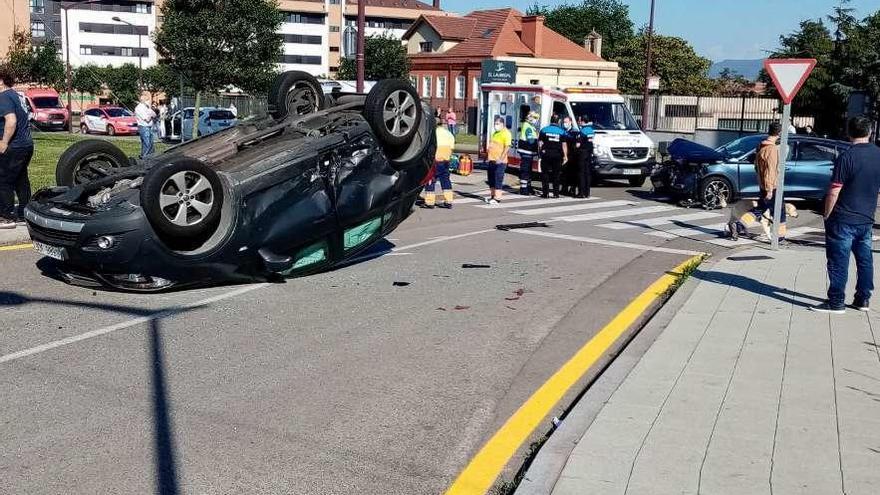 Efectivos policiales y sanitarios, tras el coche volcado ayer en El Lauredal.