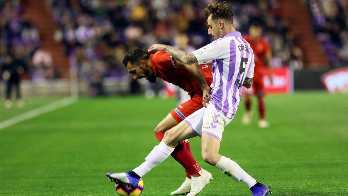 Calero presiona a Borja Iglesias, en el Valladolid-Espanyol de la pasada temporada.