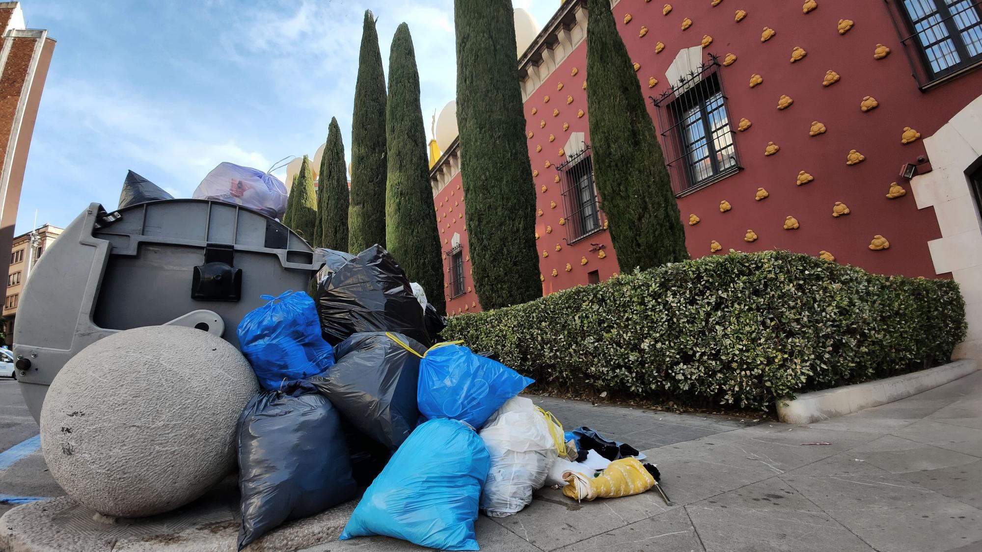 Figueres segueix patint la vaga d'escombraries una setmana després