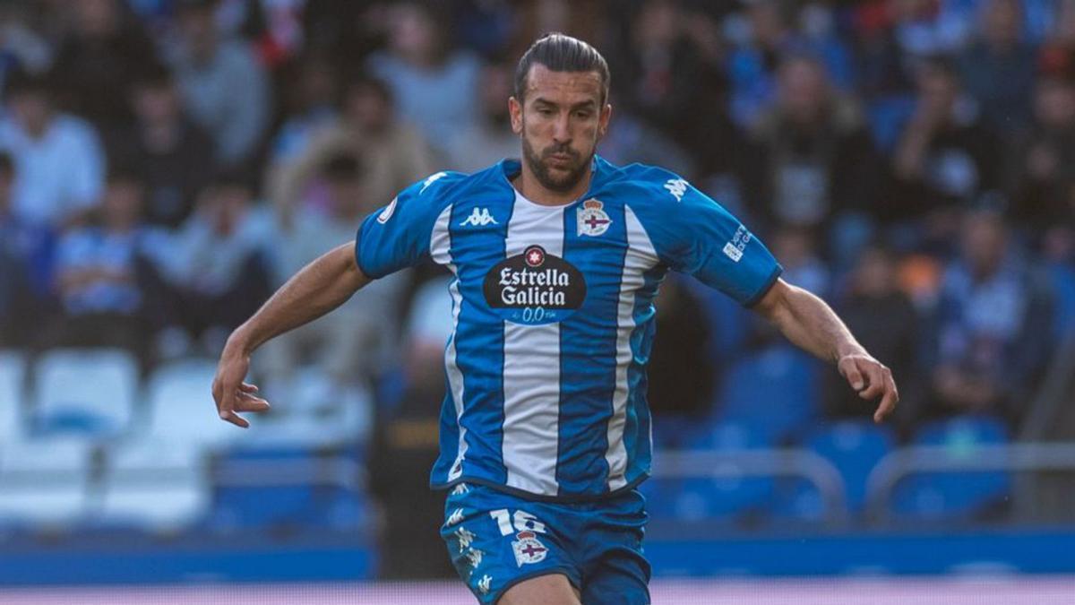 Pablo Martínez avanza con la pelota. |  // CASTELEIRO / ROLLER AGENCIA