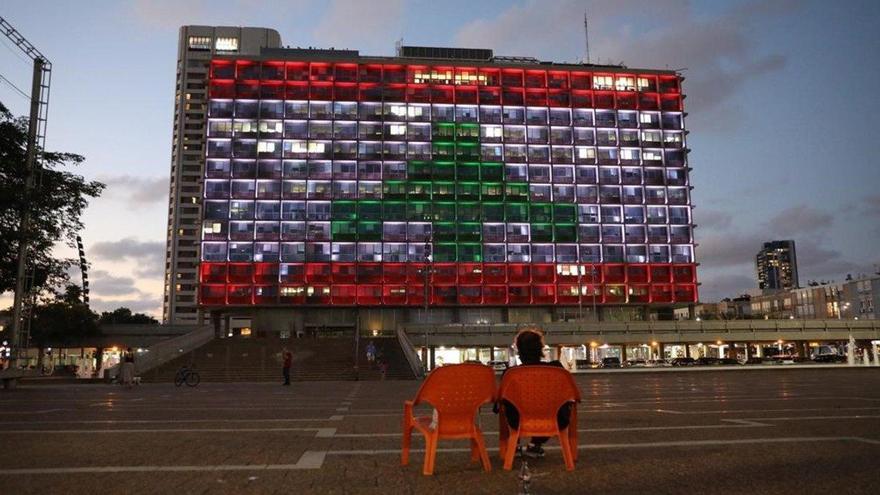 Tel Aviv ilumina su ayuntamiento con la bandera libanesa en solidaridad