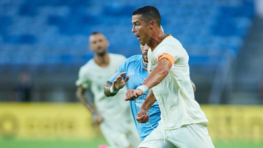 Cristiano Ronaldo, perseguido por Carles Pérez en el amistoso en el Algarve